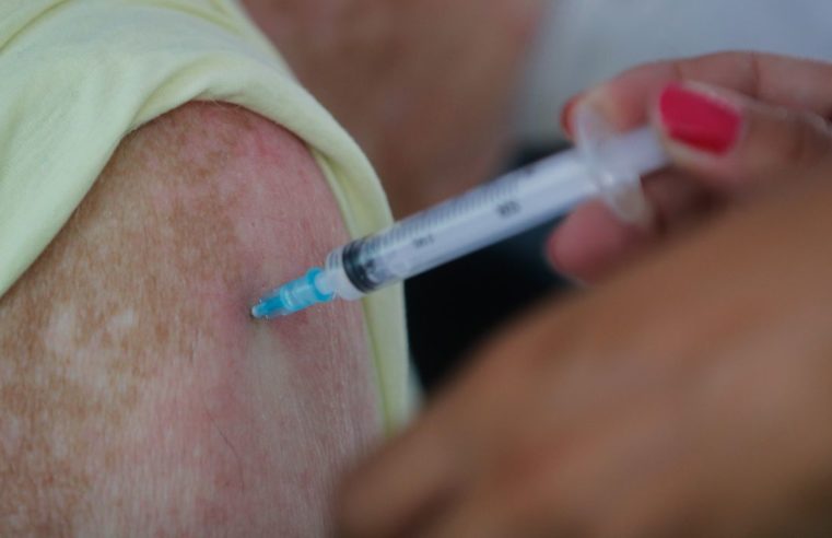 Secretaria de Saúde de Petrópolis aplicou 1.936 doses da vacina contra a covid-19 na terça-feira