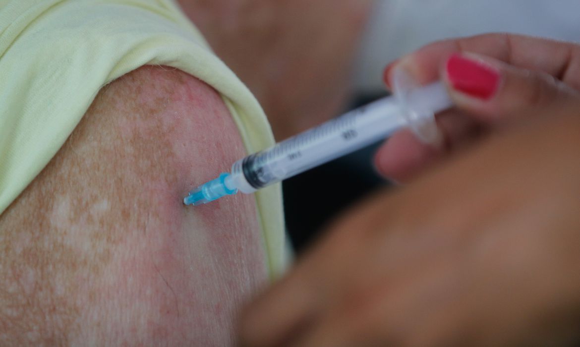 Secretaria de Saúde de Petrópolis aplicou 1.936 doses da vacina contra a covid-19 na terça-feira