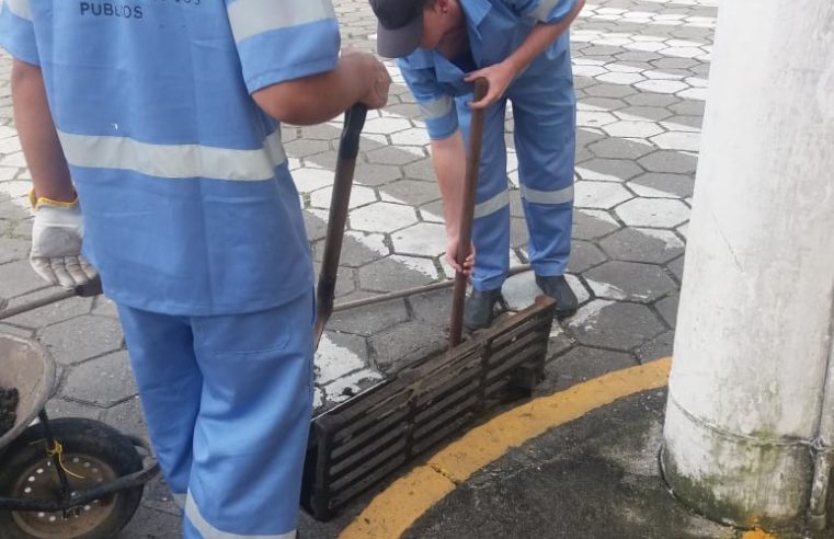 Secretaria de Serviços públicos realiza limpeza em bueiros e ruas do centro da cidade