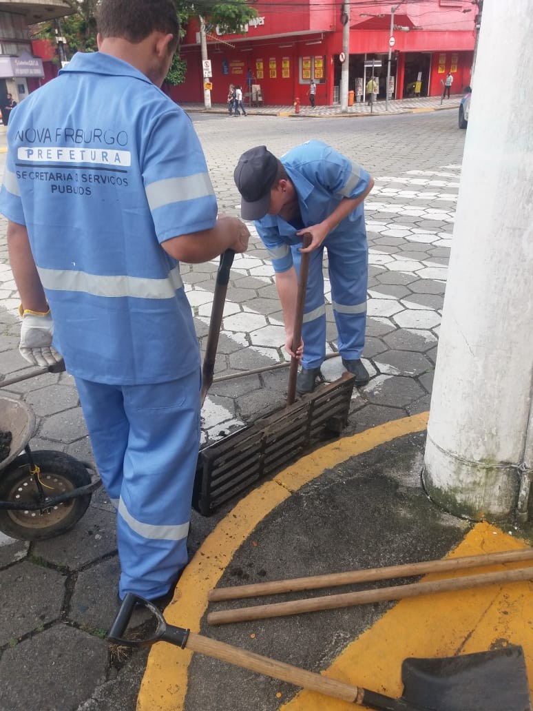 Secretaria de Serviços públicos realiza limpeza em bueiros e ruas do centro da cidade