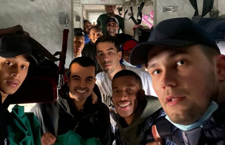 Jogadores deixam hotel em Kiev e iniciam viagem para deixar Ucrânia