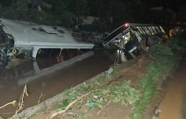 MPRJ instaura inquérito para apurar eventuais responsabilidades relacionadas aos dois ônibus que caíram em um rio durante a tragédia em Petrópolis 