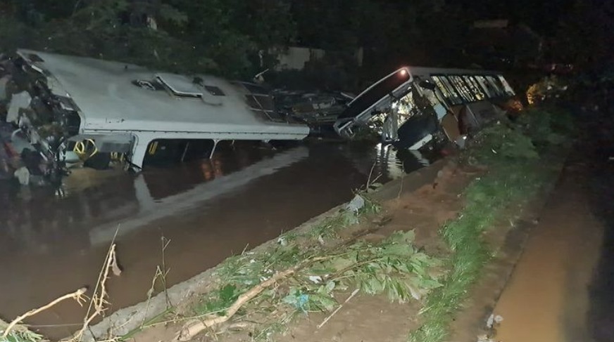 MPRJ instaura inquérito para apurar eventuais responsabilidades relacionadas aos dois ônibus que caíram em um rio durante a tragédia em Petrópolis