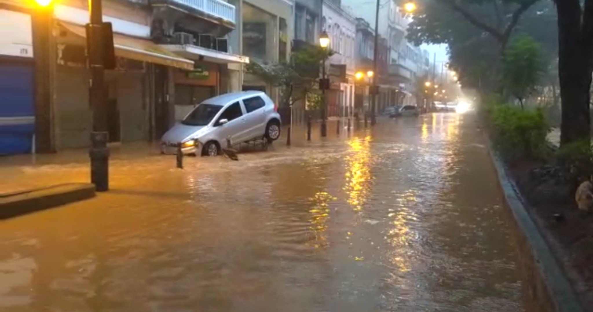 Prefeitura remove 20 carros das ruas