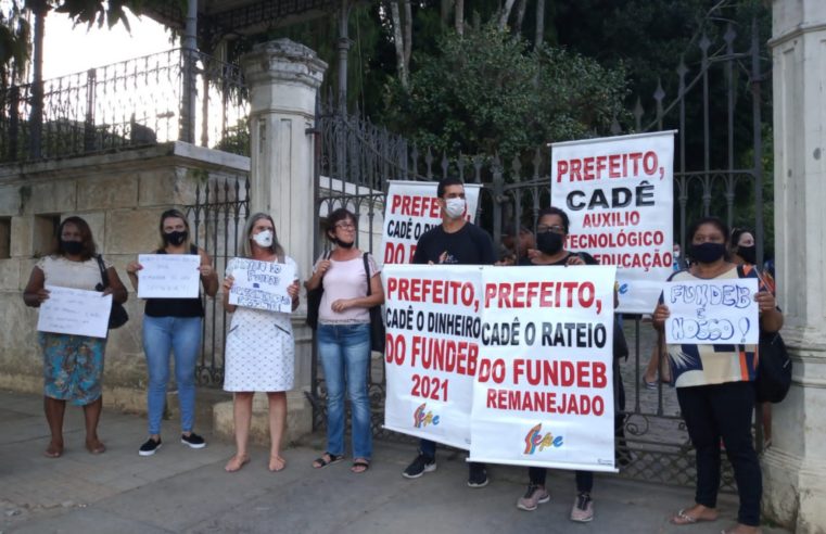 Profissionais da educação realizam protesto para cobrar o pagamento do Fundeb