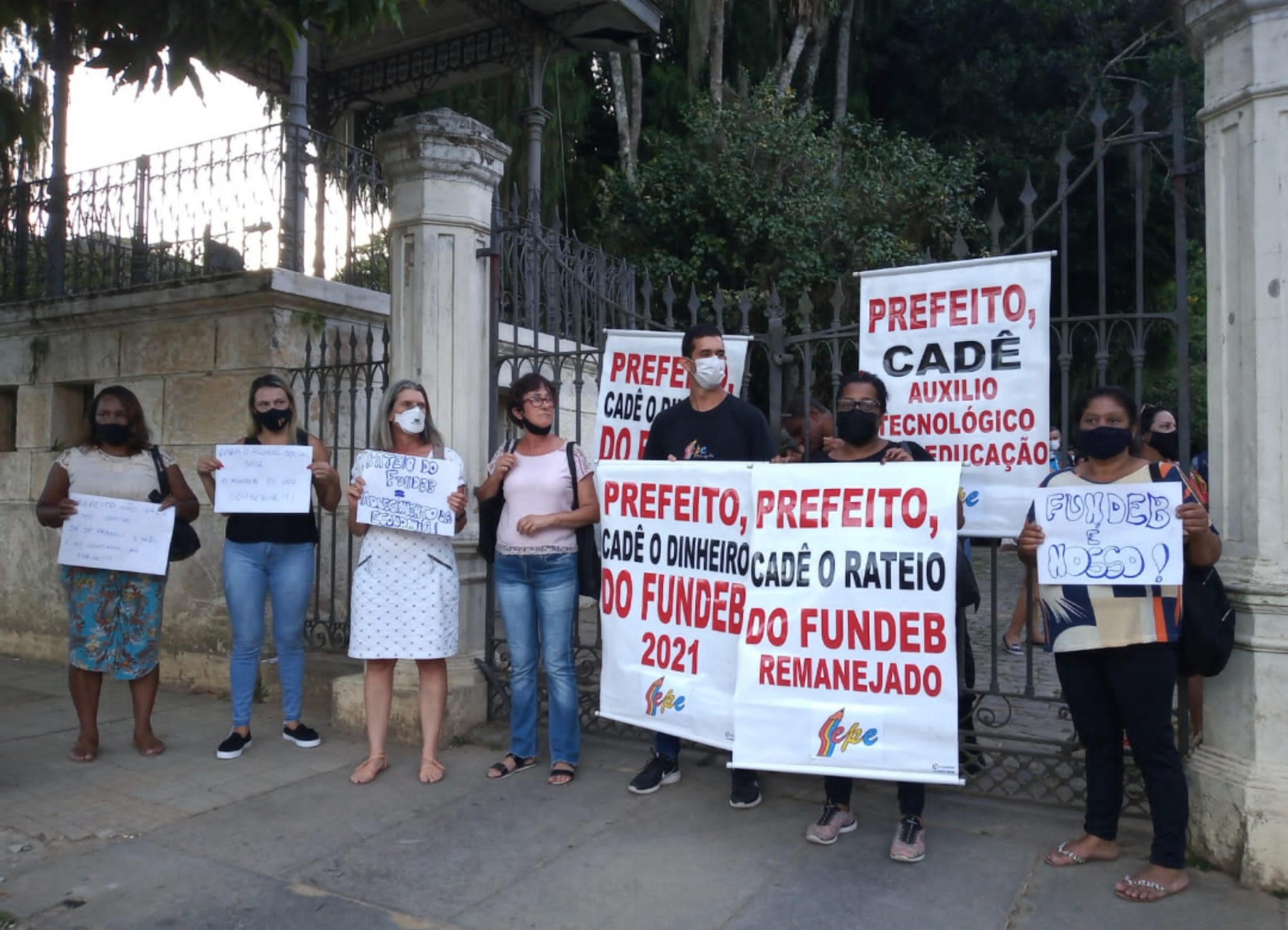 Profissionais da educação realizam protesto para cobrar o pagamento do Fundeb