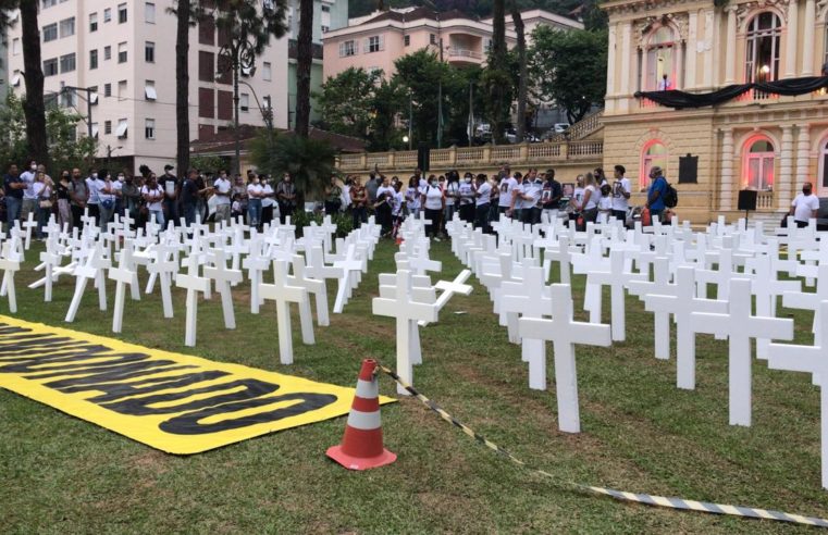 Familiares realizam ato em memória às vítimas da tragédia em Petrópolis 