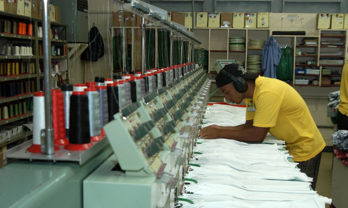 Consumo de bens industriais cai 2,3% em janeiro, diz Ipea