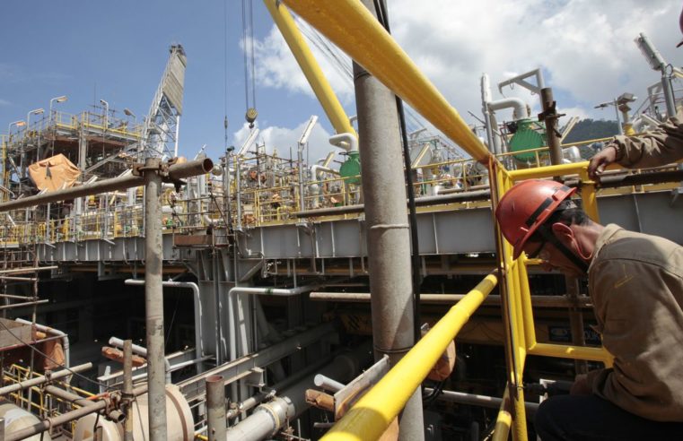 Produção nacional de petróleo teve queda de 3,8% em fevereiro