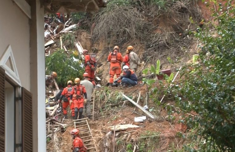 Corpo de mais uma vítima da tragédia de Petrópolis é encontrado na Rua Washington Luiz 