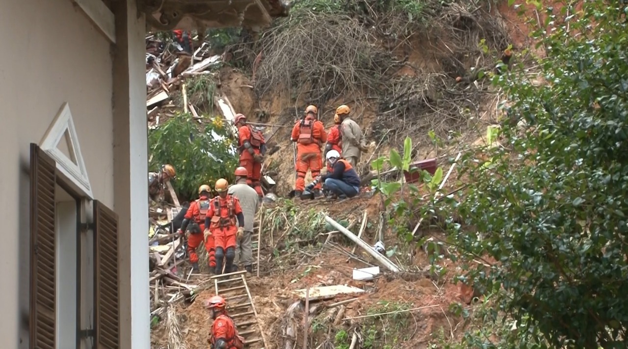 Corpo de mais uma vítima da tragédia de Petrópolis é encontrado na Rua Washington Luiz