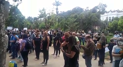Petropolitanos se manifestam em frente a prefeitura e pedem moradias seguras