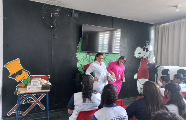 Profissionais de saúde debatem gravidez na adolescência com alunos do Cedal, em São Pedro, Teresópolis