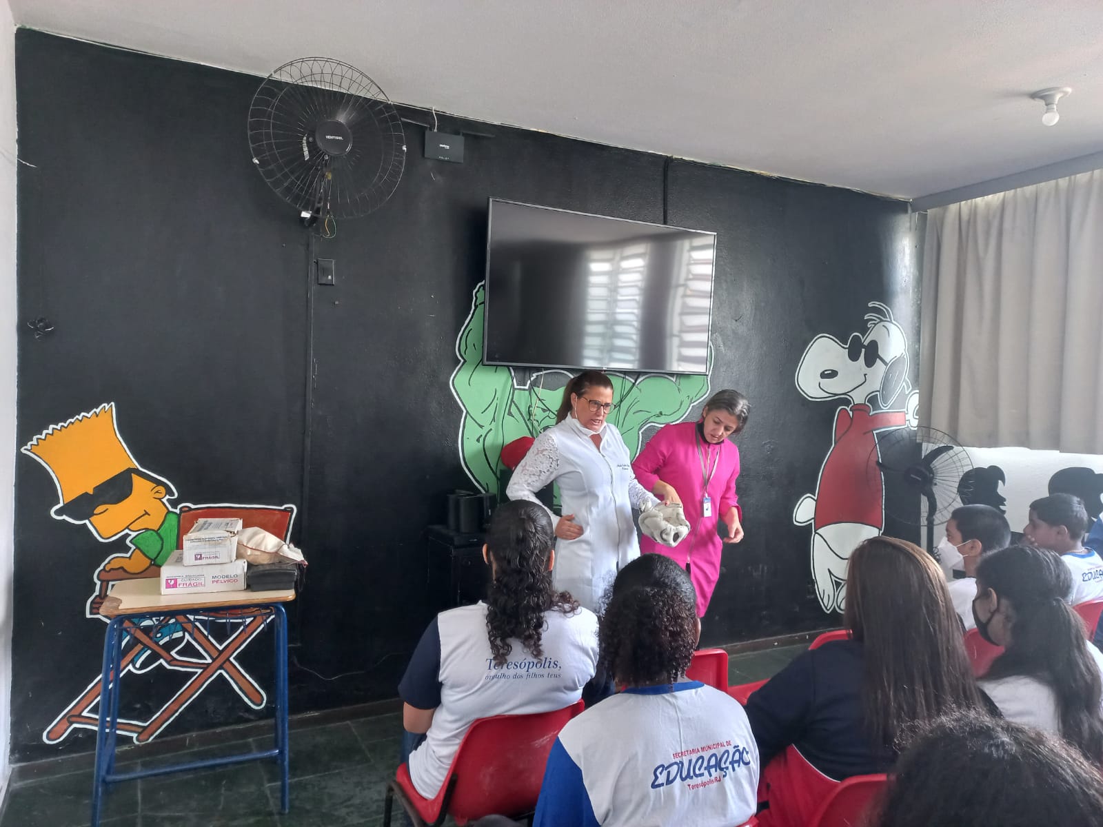 Profissionais de saúde debatem gravidez na adolescência com alunos do Cedal, em São Pedro, Teresópolis