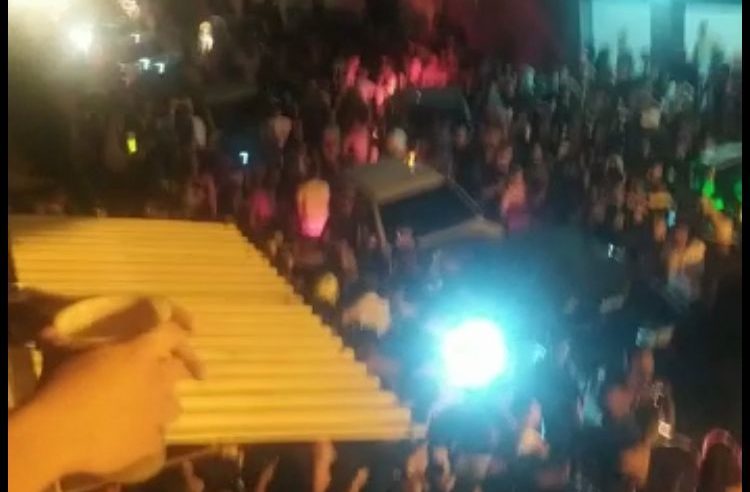 Aglomeração obstrui o trânsito e causa brigas em Paraíba do Sul