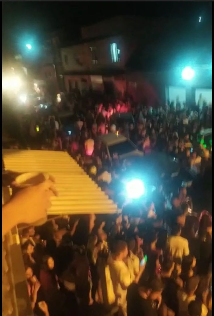 Aglomeração obstrui o trânsito e causa brigas em Paraíba do Sul