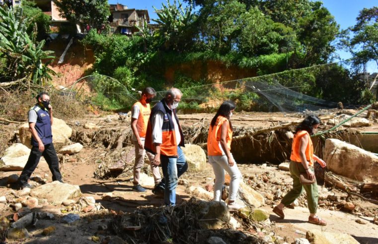 Prefeito vistoria Escola Municipal Vereador José Fernandes da Silva, no Alto da Serra: alunos serão realocados enquanto unidade passa por obras