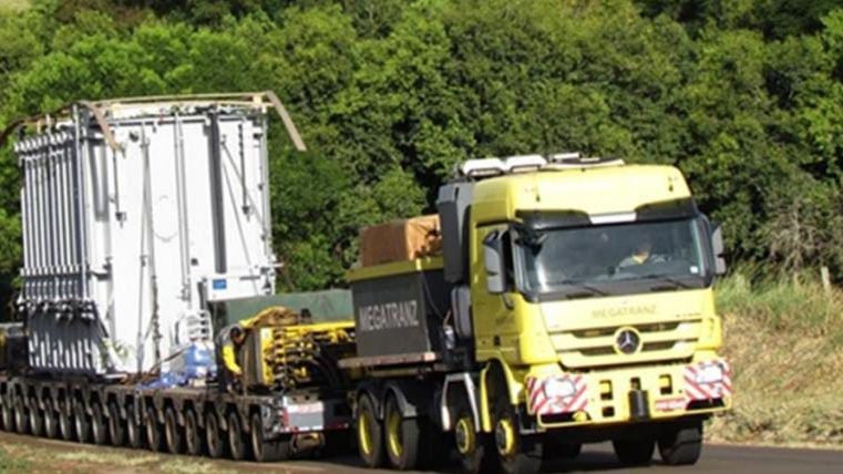 Carreta de grande porte subirá a Serra de Petrópolis pela pista de descida na próxima segunda-feira