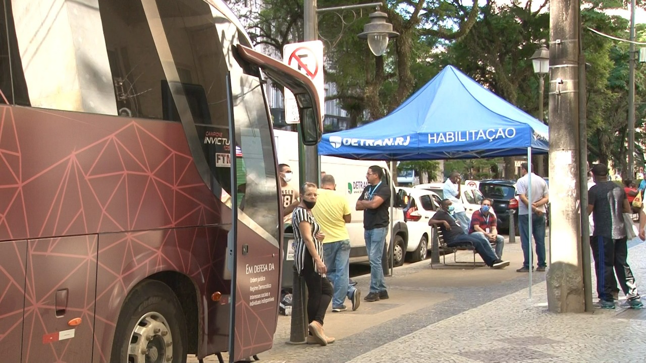 Ônibus do MPRJ atendeu 74 pessoas no primeiro dia de atendimento à população de Petrópolis, em parceria com o Detran