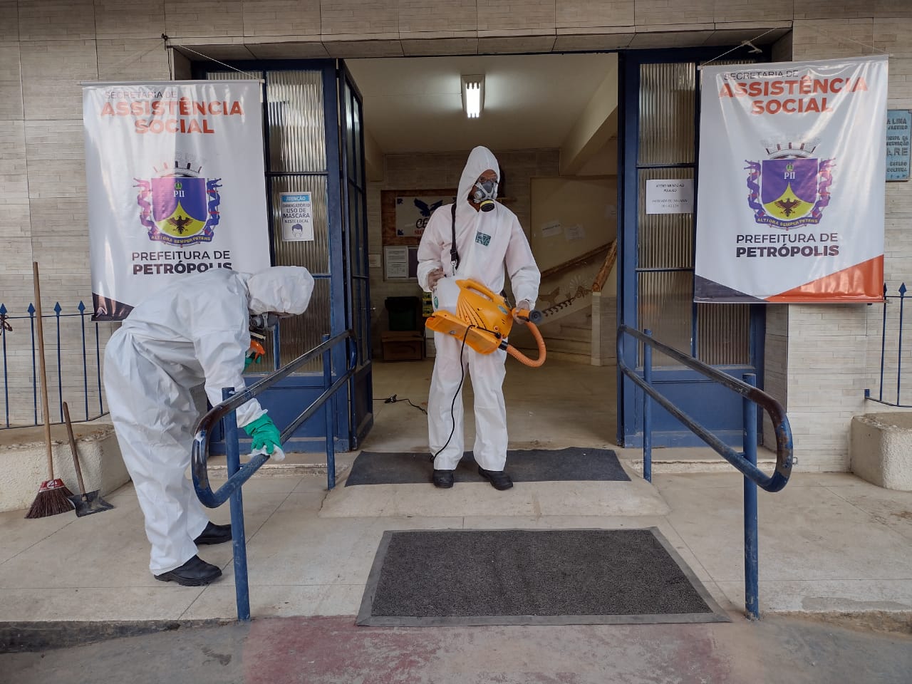 Escolas municipais e estadual, que são pontos de abrigo para as vítimas da chuva, passam por biodescontaminação