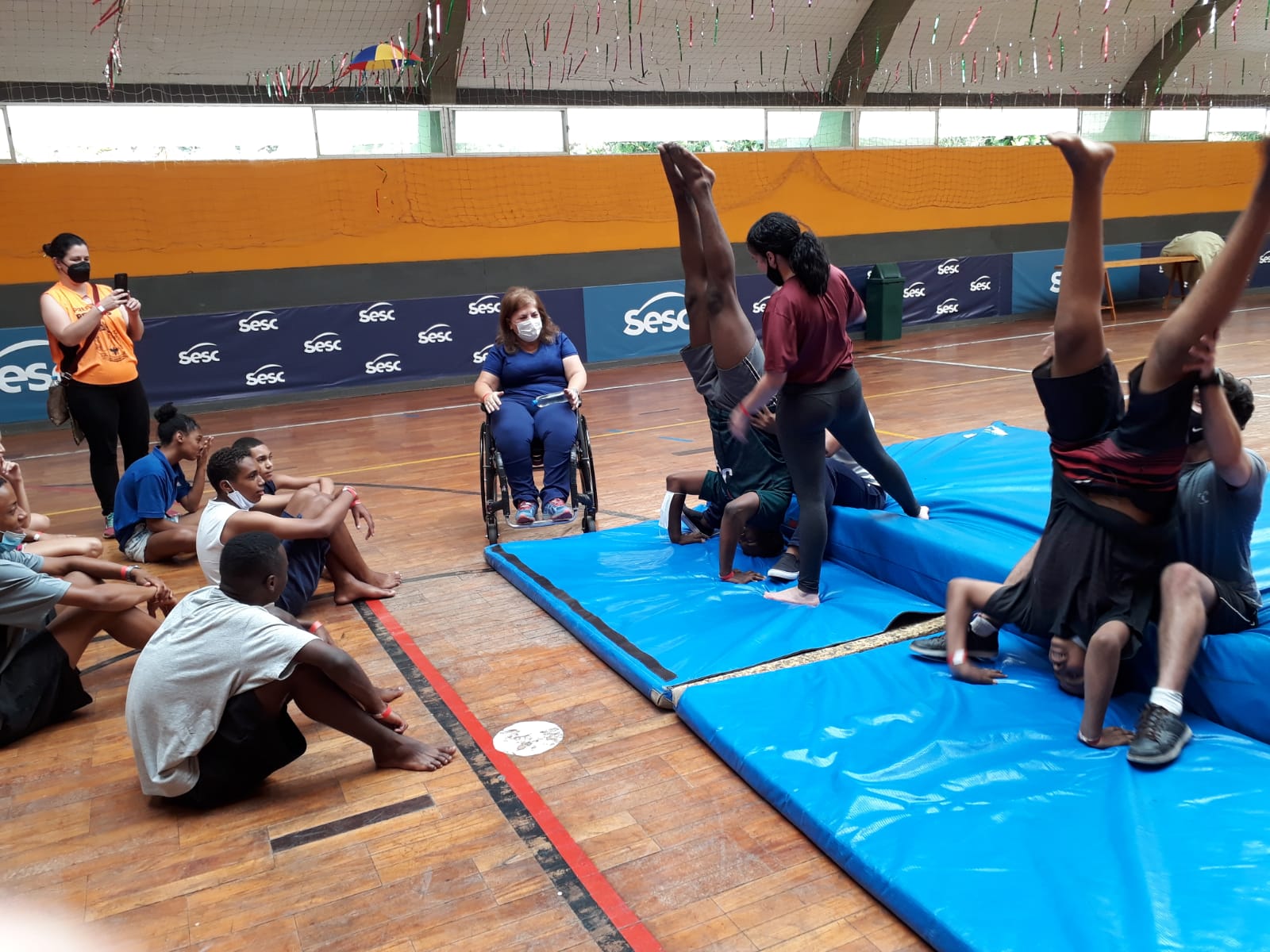 Adolescentes vítimas das chuvas têm atividades dentro do projeto Espaços Seguros e Amigáveis no Sesc de Nogueira