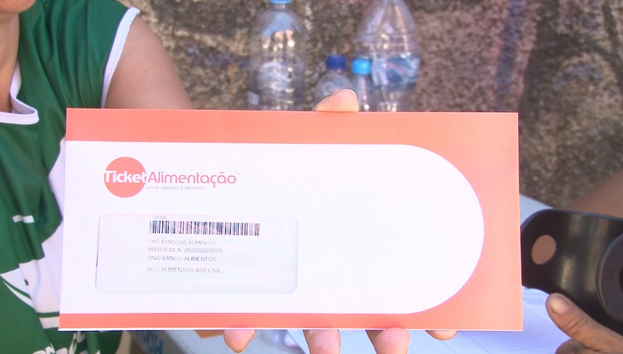 Projeto do Morro e ONG Banco de Alimento distribuem cartão alimentação para as vítimas da tragédia