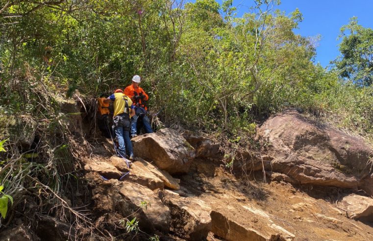 Defesa Civil acompanha desmonte de rochas para a limpeza do Morro da Oficina