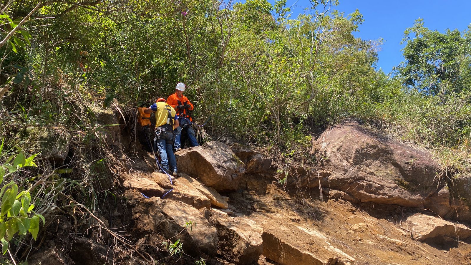 Defesa Civil acompanha desmonte de rochas para a limpeza do Morro da Oficina