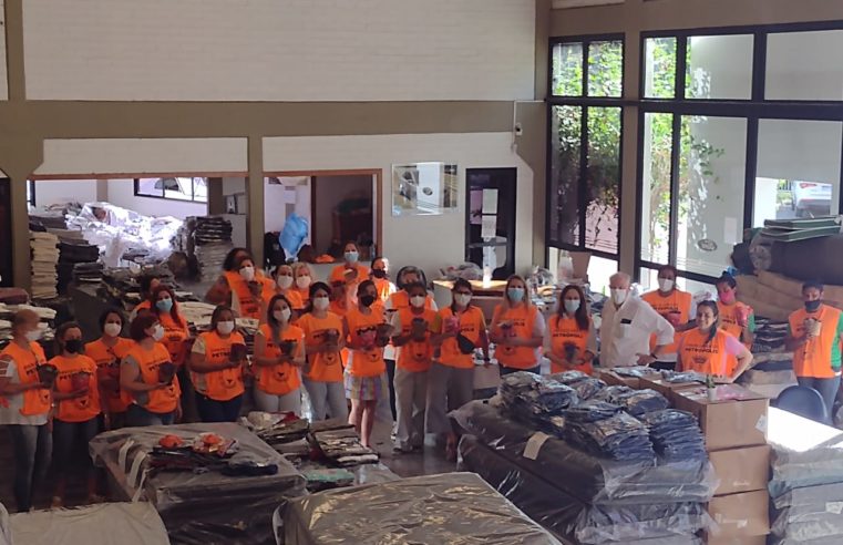 Prefeitura entrega kits de roupas novas para famílias vítimas das chuvas