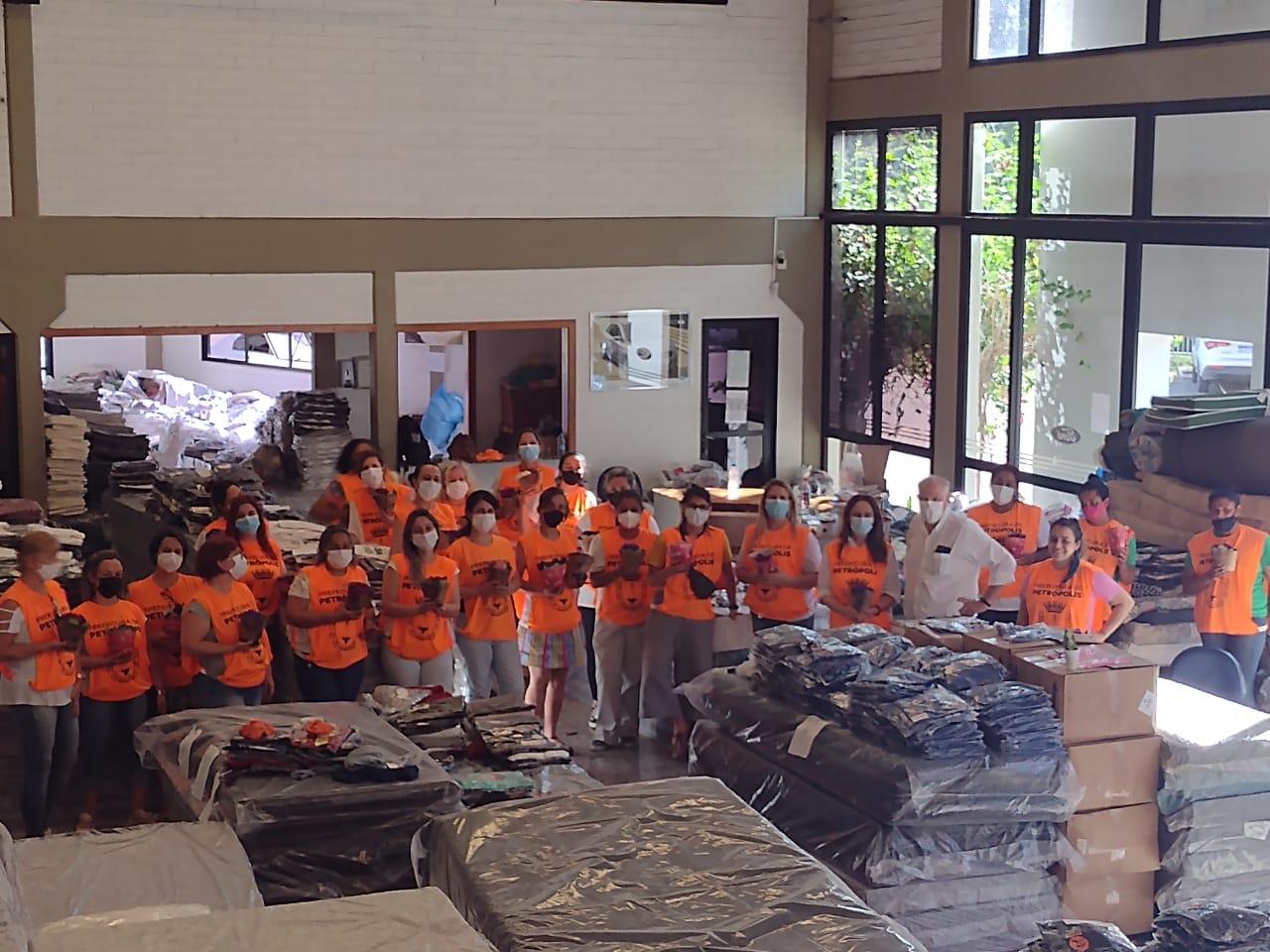 Prefeitura entrega kits de roupas novas para famílias vítimas das chuvas