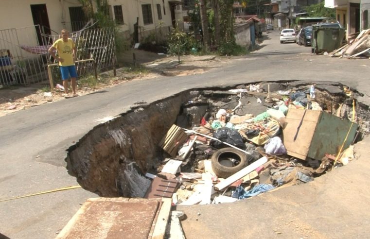 Rua do Túnel, no Quissamã, está cedendo e soma buracos desde a chuva do último dia 15 em Petrópolis