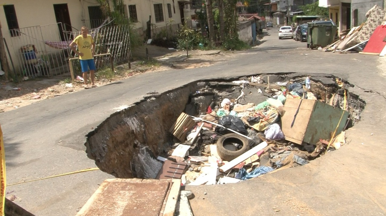 Rua do Túnel, no Quissamã, está cedendo e soma buracos desde a chuva do último dia 15 em Petrópolis