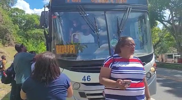 Pais e responsáveis fazem manifestação para cobrar melhorias nos ônibus em Teresópolis