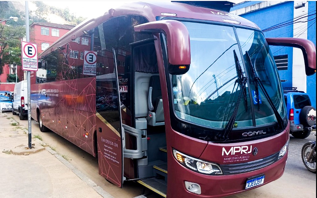 Parceria do MPRJ e Detran.RJ, ônibus que emite documentos para desabrigados de Petrópolis passa a atender no Alto da Serra