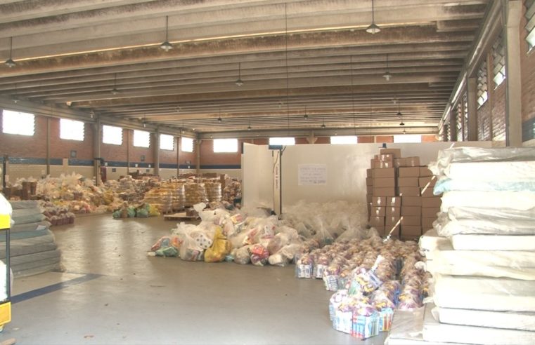 Central de arrecadações realiza a distribuição das doações para as vítimas da chuva, em Petrópolis.