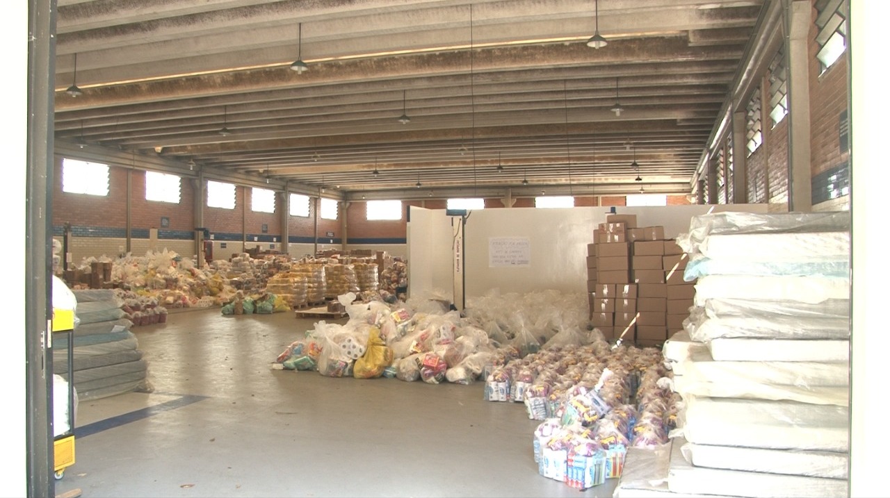 Central de arrecadações realiza a distribuição das doações para as vítimas da chuva, em Petrópolis.