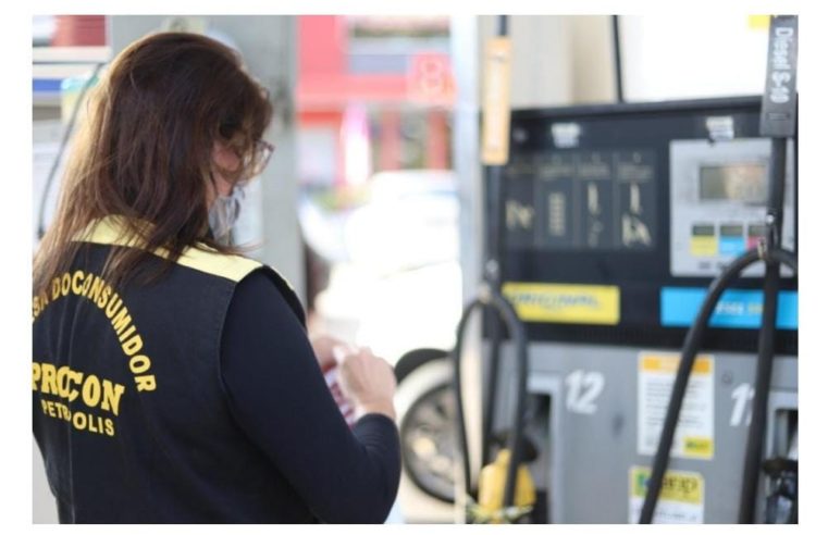 Procon vai multar postos de combustíveis que venderam gasolina de estoque antigo com preço reajustado