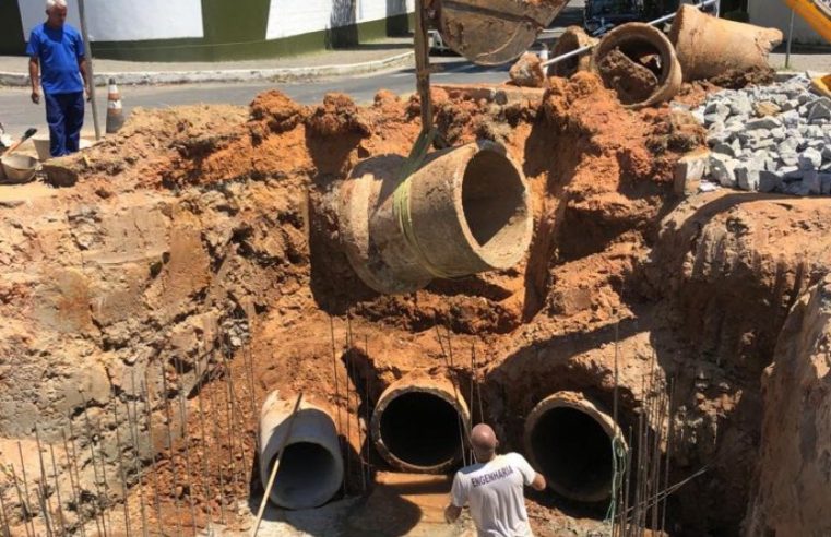 Prefeitura de Três Rios realiza construção de poço de visita na Avenida Alberto Lavinas