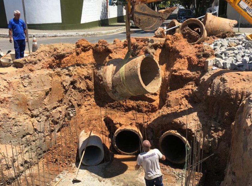 Prefeitura de Três Rios realiza construção de poço de visita na Avenida Alberto Lavinas