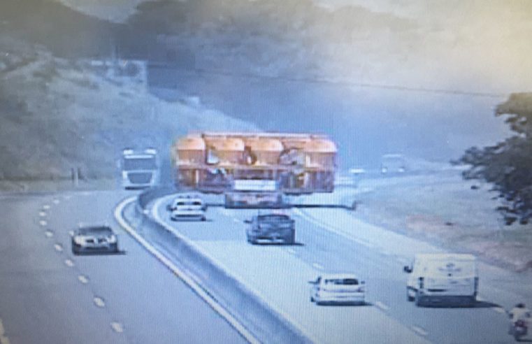 Carreta de grande porte se desloca pela BR-040 em direção a Três Rios