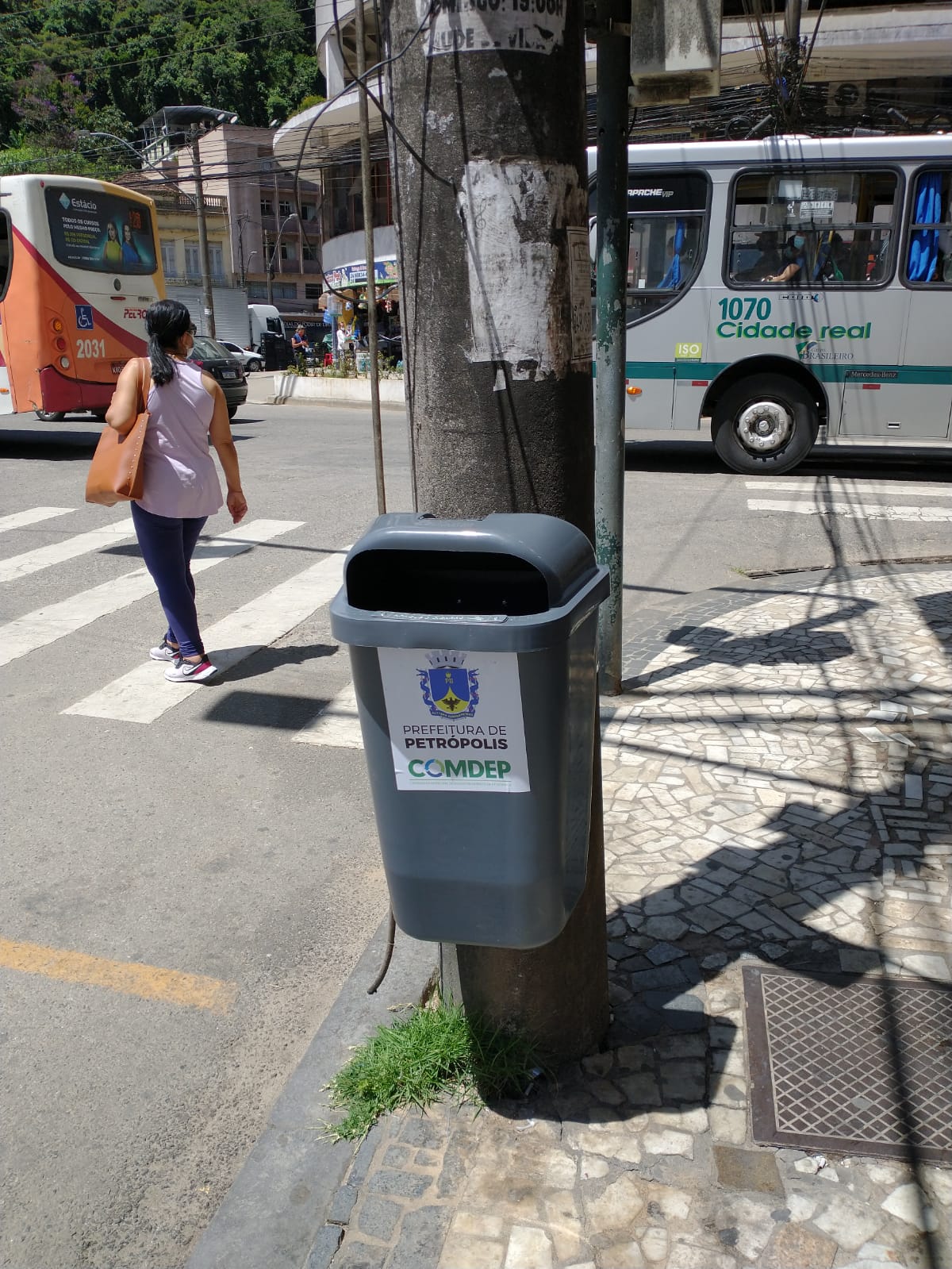 Prefeitura instala novas coletoras de lixo na cidade