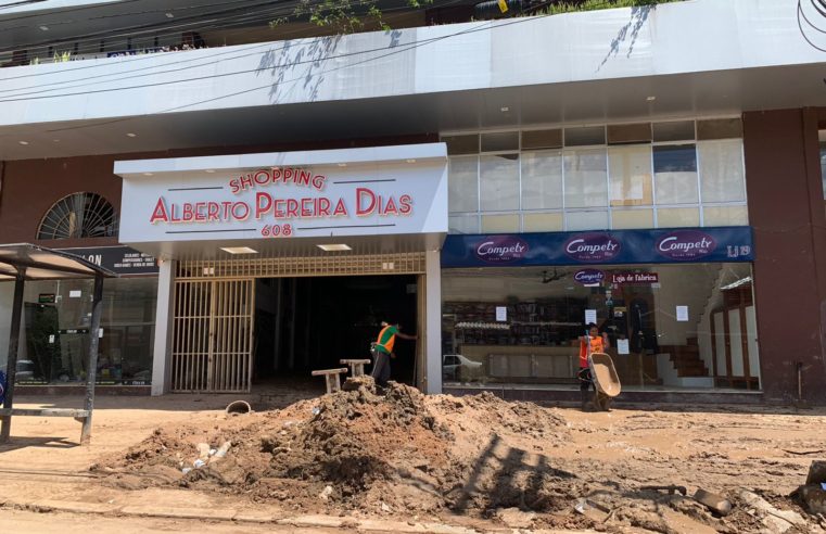 Shopping 608, na Rua Teresa, começa a ser limpo após deslizamento de barreira