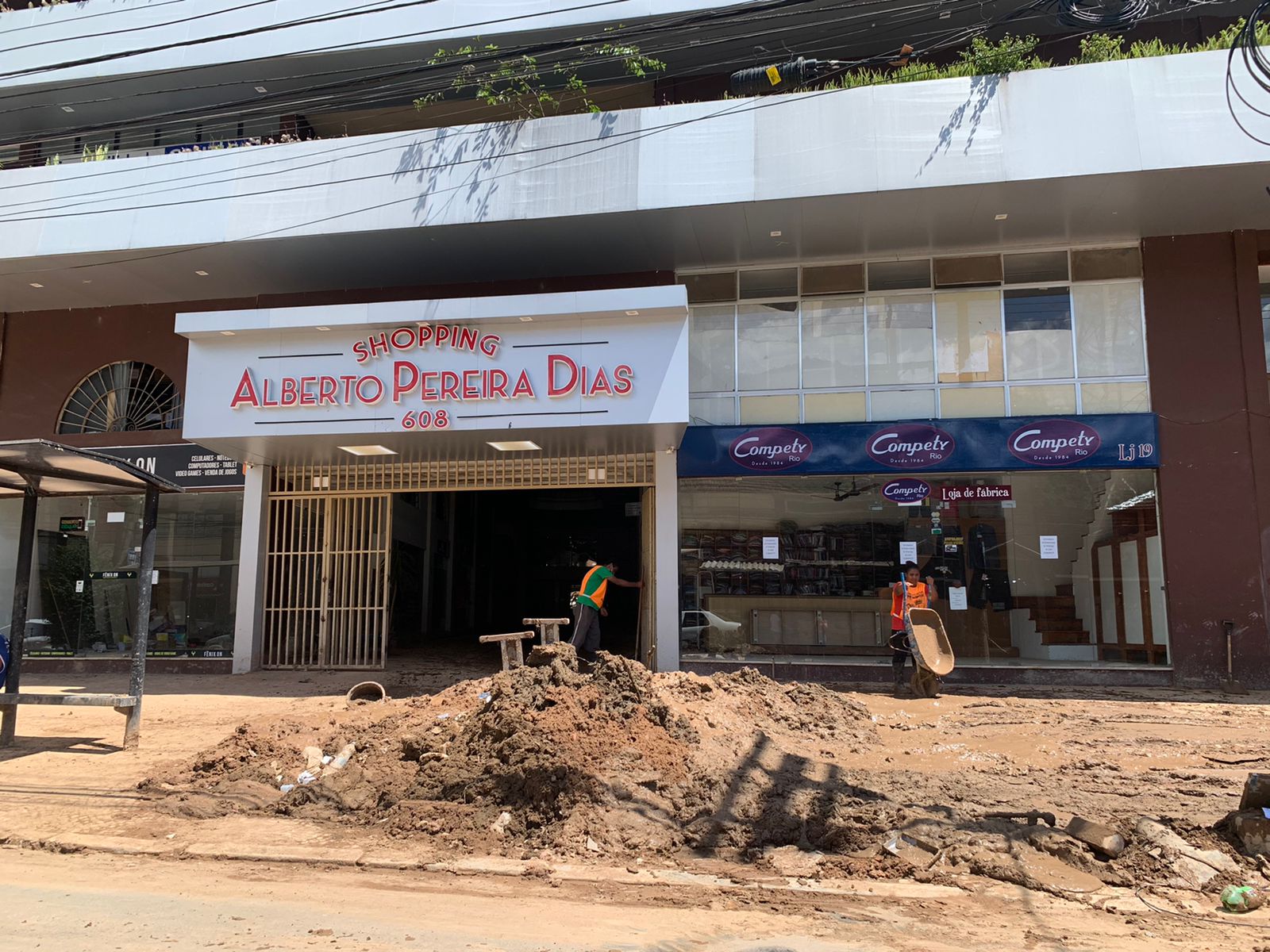 Shopping 608, na Rua Teresa, começa a ser limpo após deslizamento de barreira