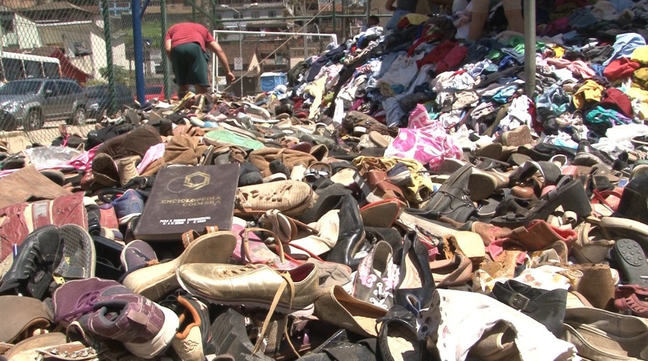 Desperdício: roupas doadas estragam no tempo em Petrópolis