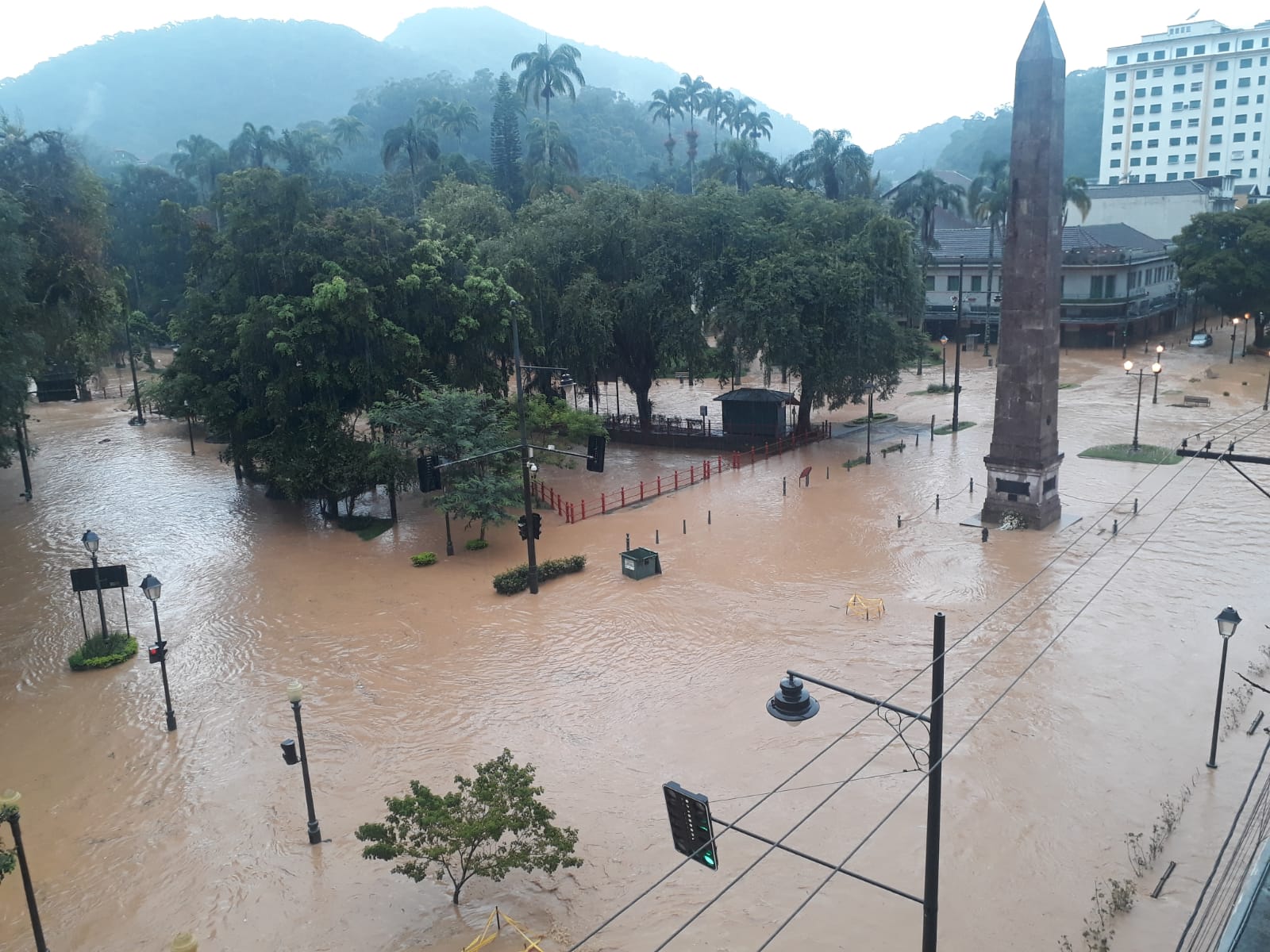 Pouco mais de duas horas de chuva deixa Petrópolis novamente embaixo d’água