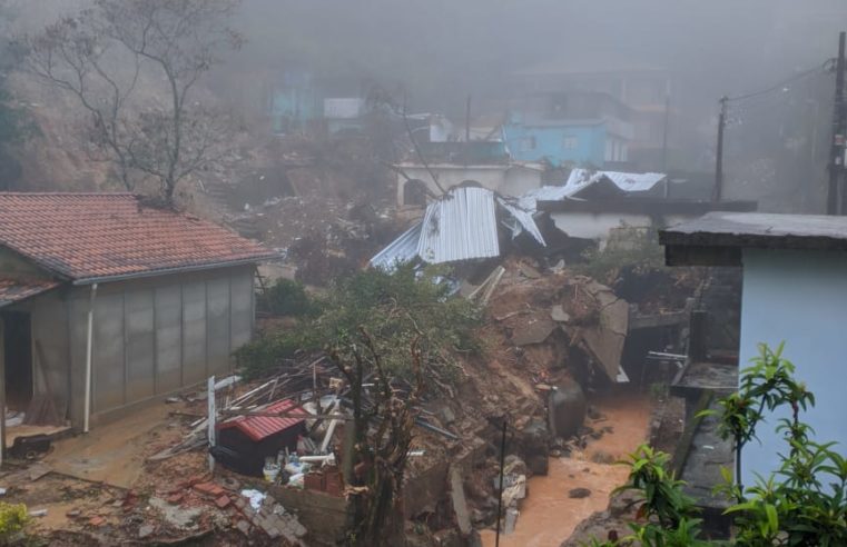 Bombeiros resgatam pelo menos 31 pessoas com vida. Cinco mortes foram confirmadas e três pessoas estão desaparecidas