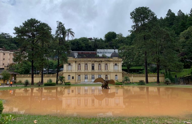 Pelo menos cinco mortes já foram confirmadas em decorrência das chuvas de domingo (20) em Petrópolis