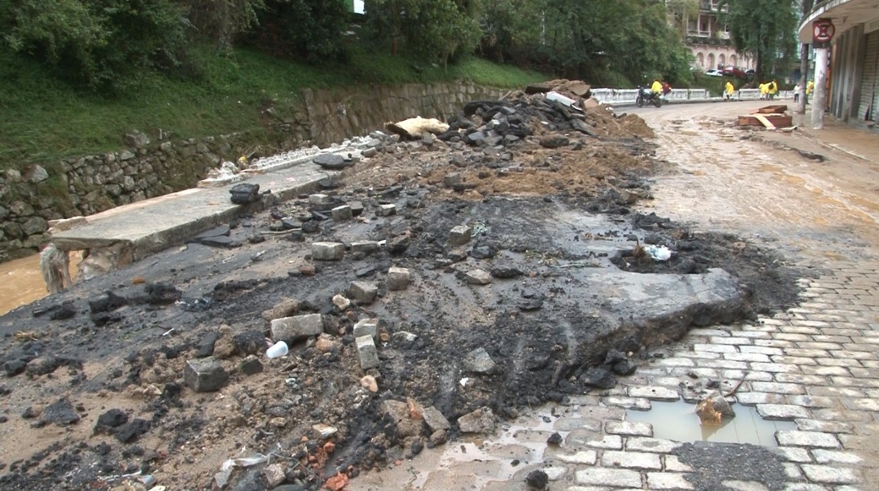 Ruas de Petrópolis permanecem com alterações