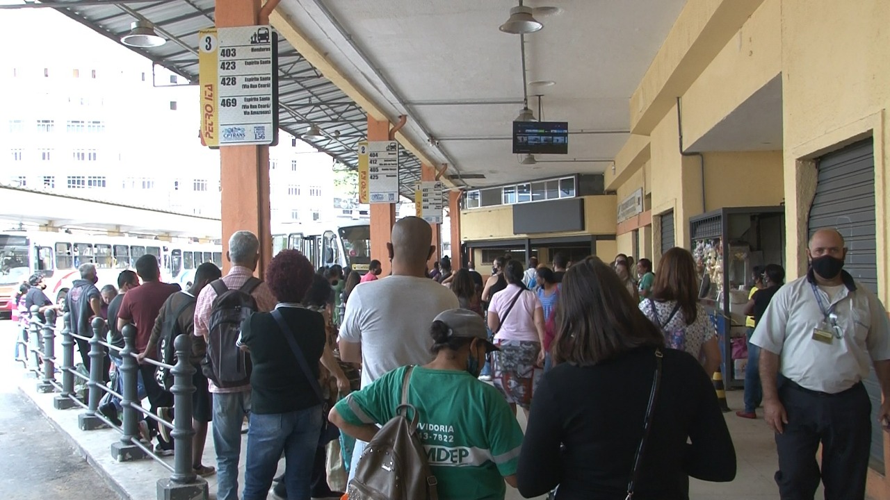 Passageiros de ônibus e motoristas reclamam de congestionamento em Petrópolis