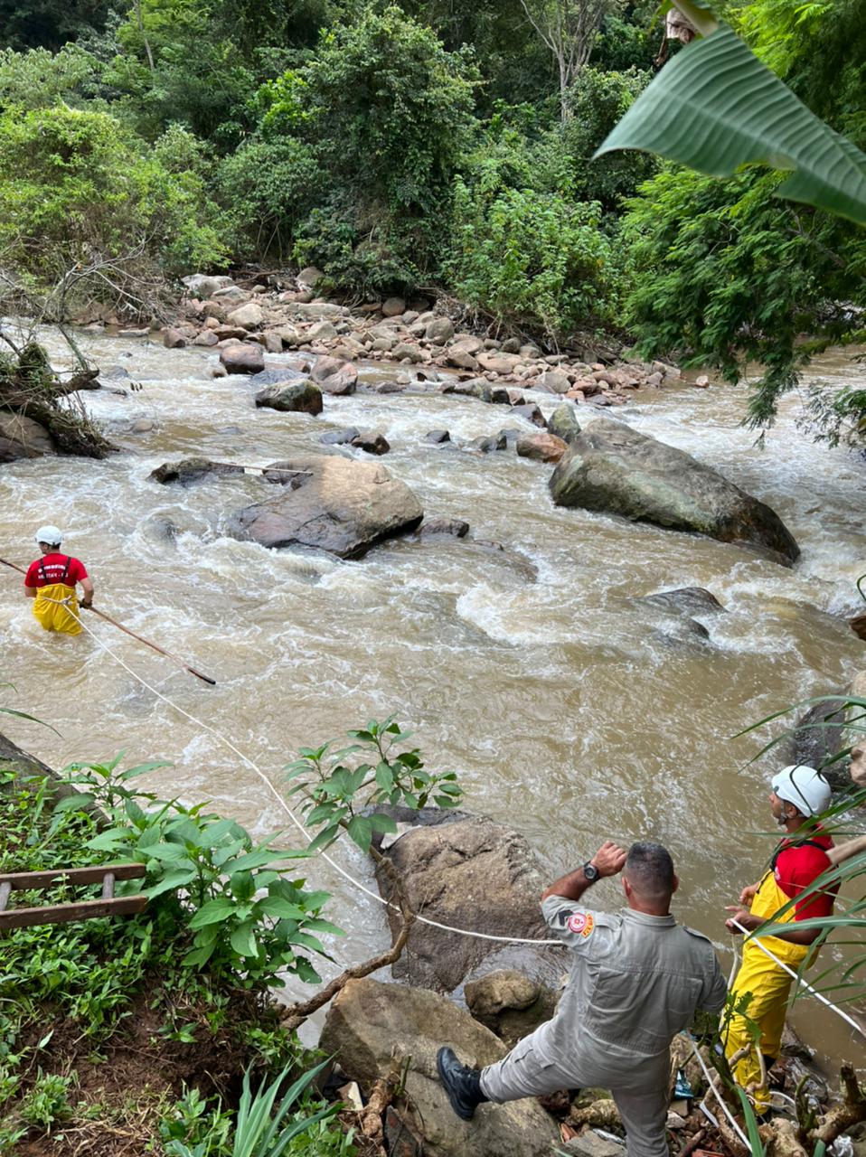 Corpo é encontrado no Rio Piabanha, no distrito da Posse. Suspeita é que se trate de uma das vítimas das chuvas de fevereiro